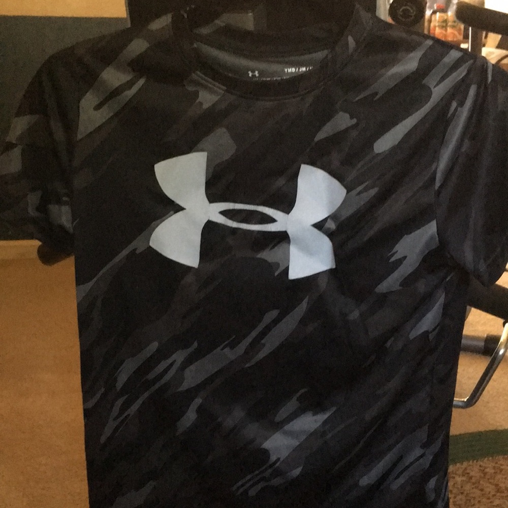 Lastchance.Closing closet Boys size YMD/JM/M underarmourcamo short sleeve shirt.